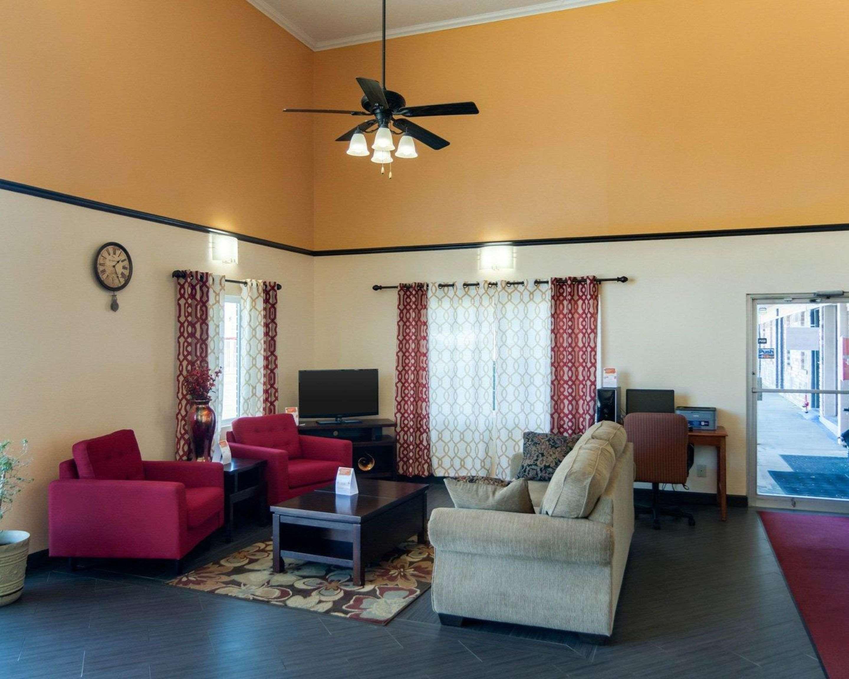 Homestay Inn & Suites Расселлвилл Экстерьер фото