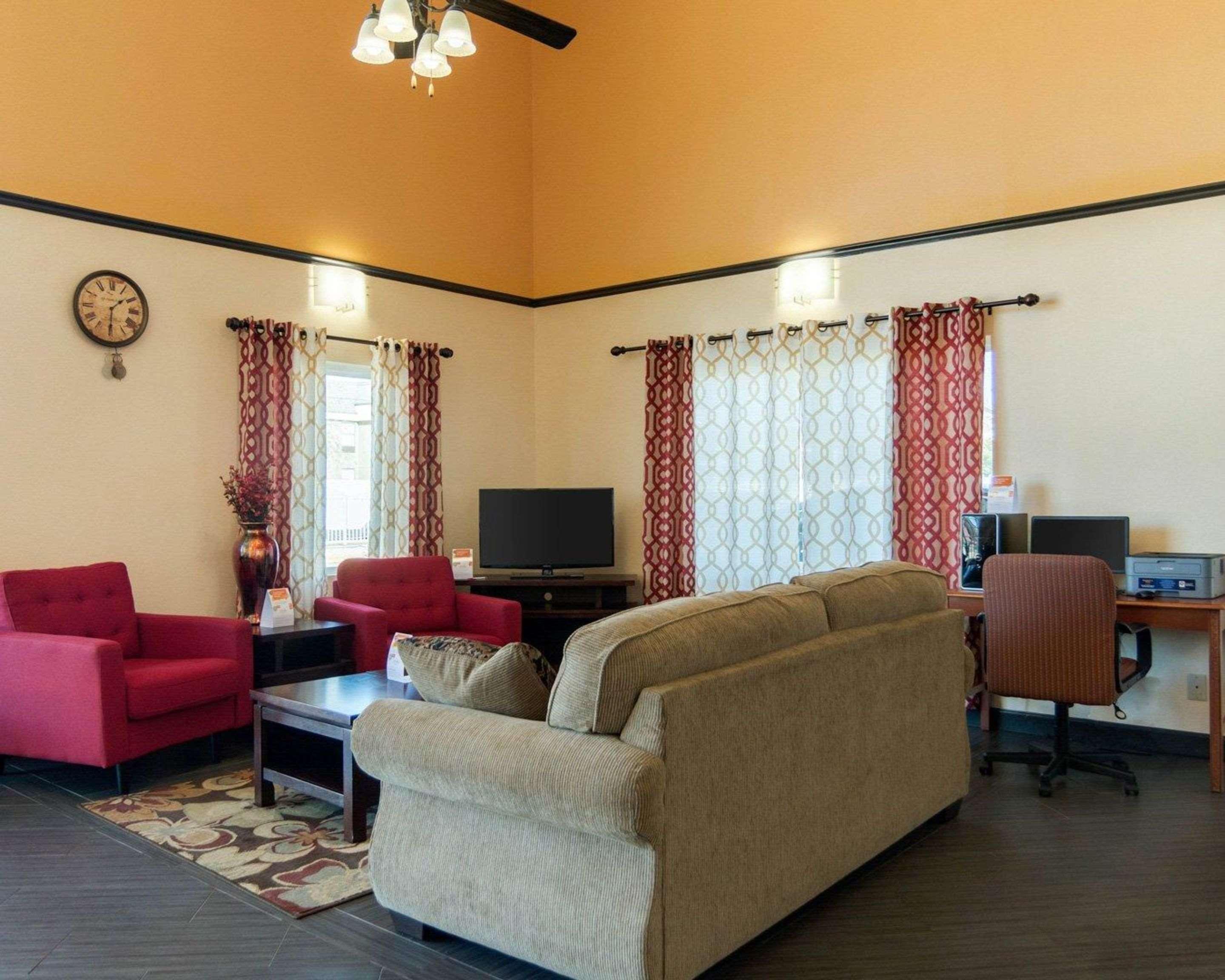 Homestay Inn & Suites Расселлвилл Экстерьер фото