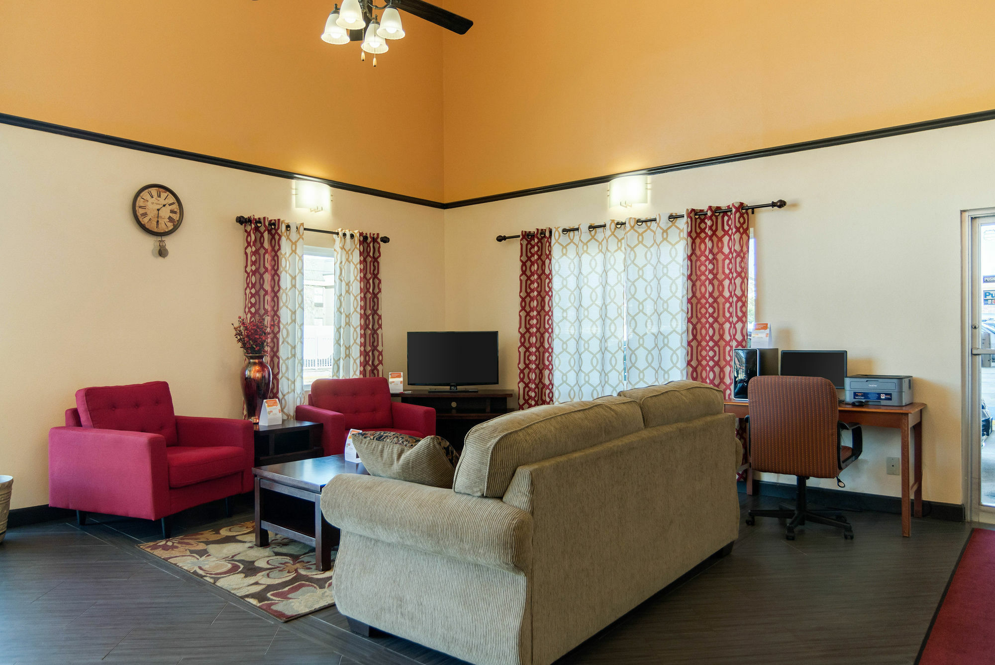 Homestay Inn & Suites Расселлвилл Экстерьер фото